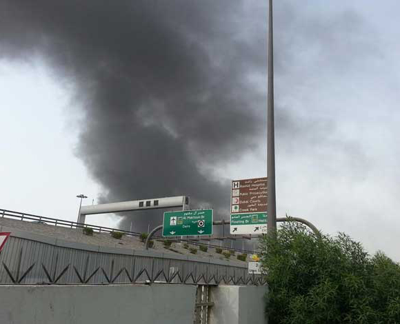 بالفيديو والصور- حريق ضخم بـ "خور دبي"